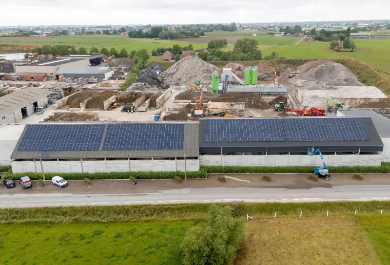 Loods met zonnepanelen